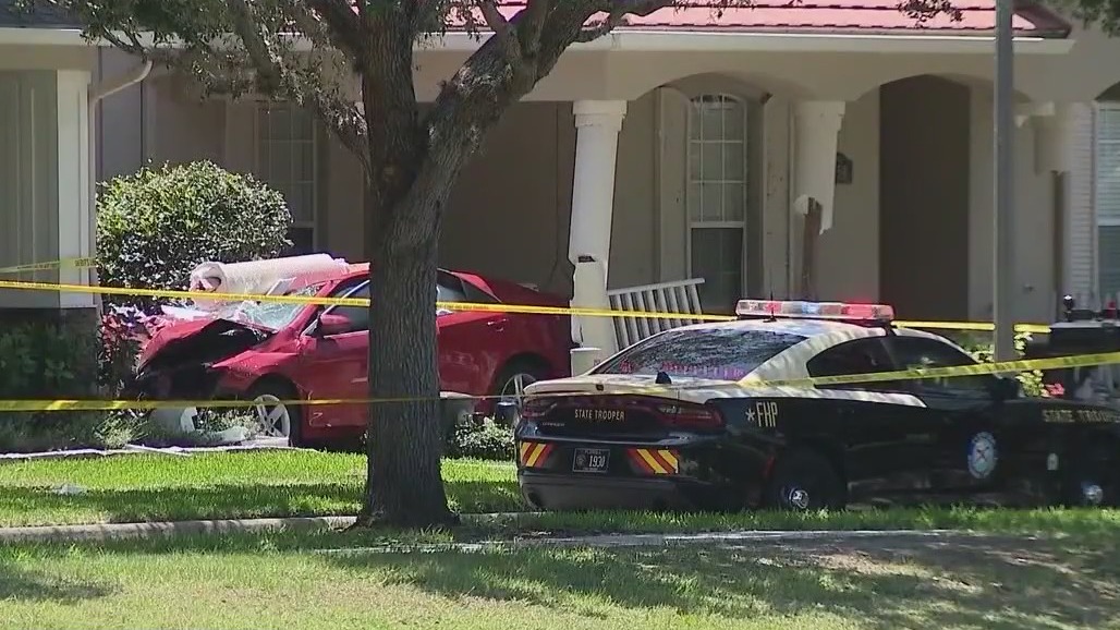 Car crashes into home, killing 1: Troopers